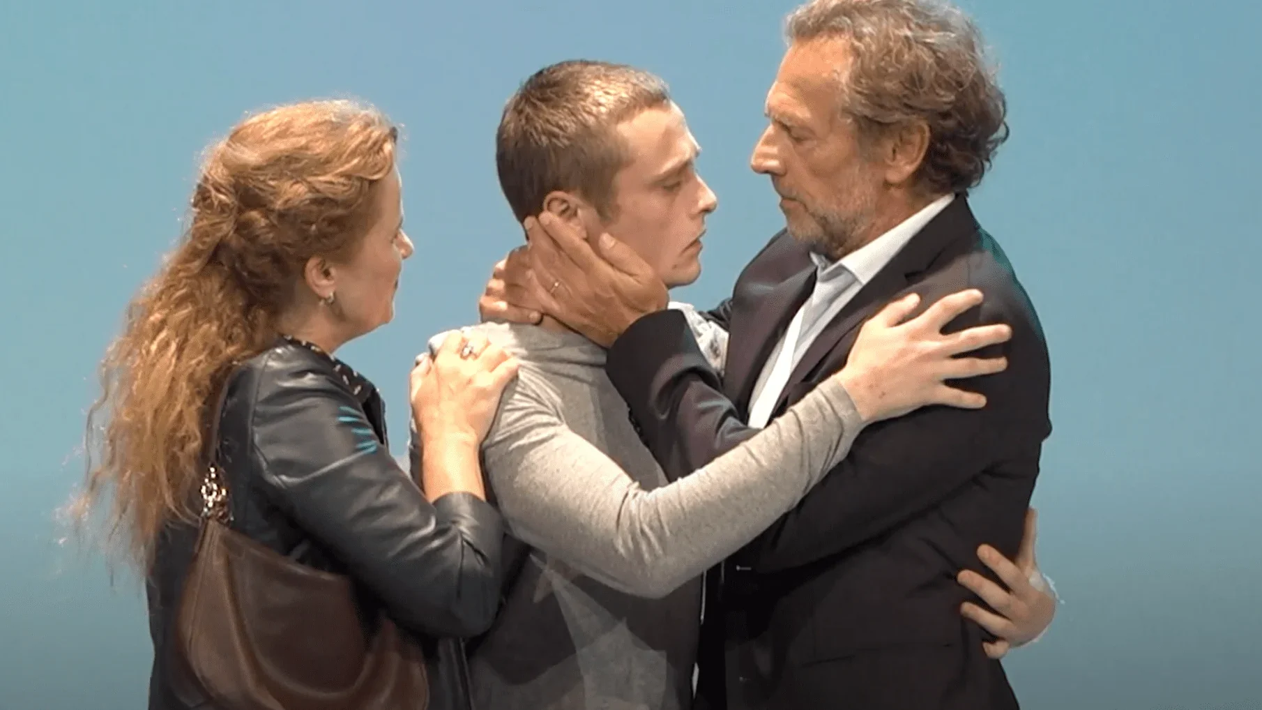 L'image présente une scène de théâtre où les acteurs jouent les rôles principaux des pièces de Florian Zeller : "Le Père", "La Mèr