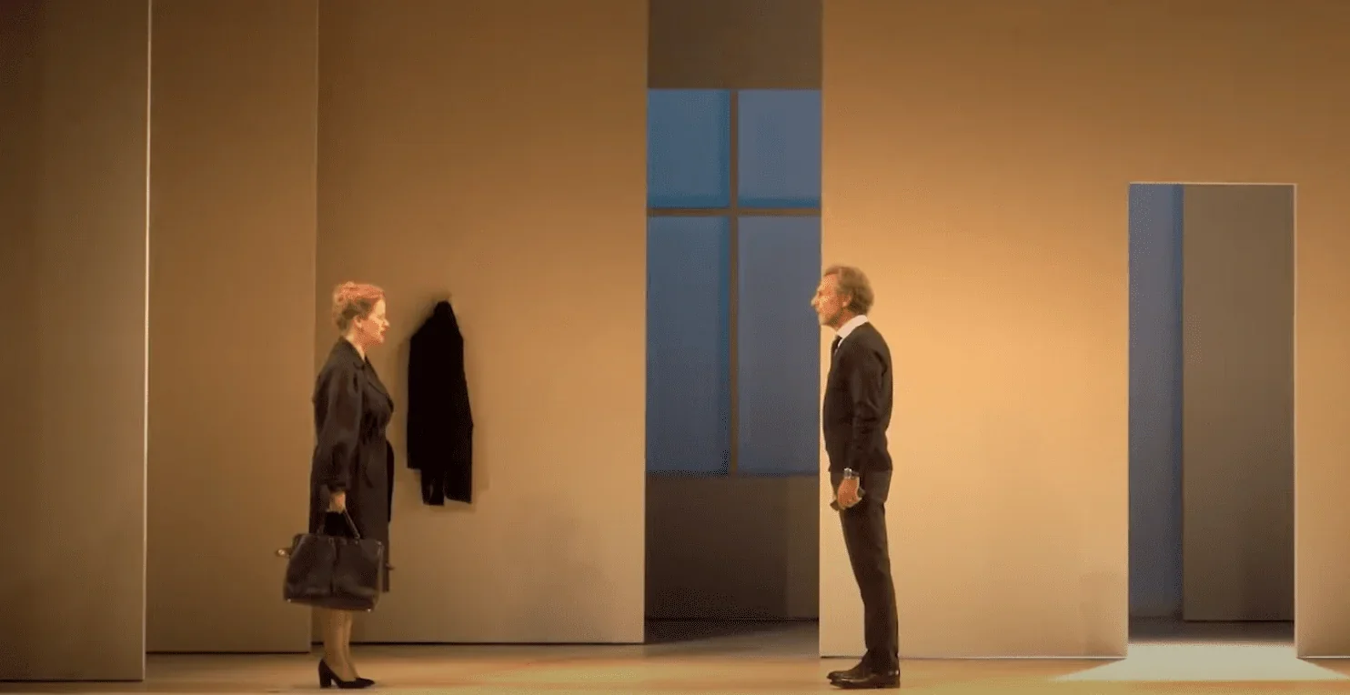 L'image capture le début de la scène d'un spectacle théâtral. On y voit deux acteurs qui représentent les personnages d'Anne et Pi