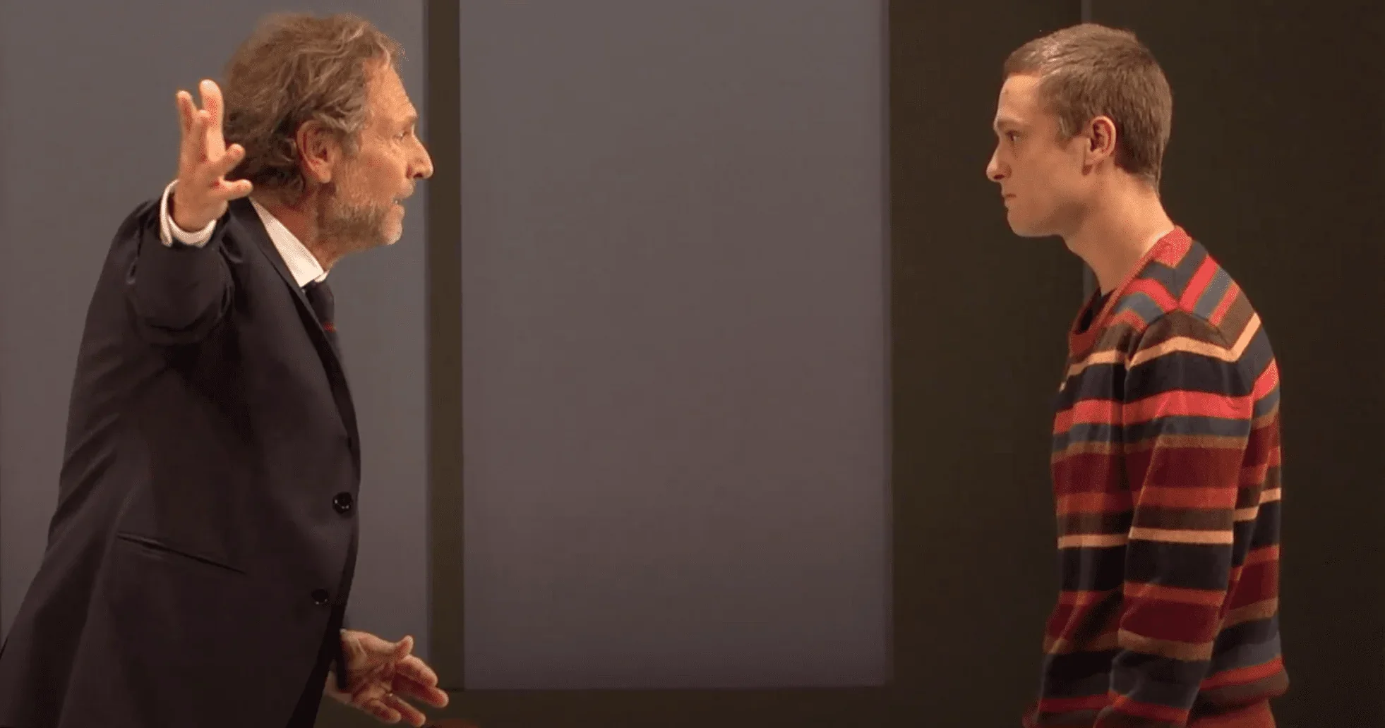 L'image saisit un moment chargé d'émotion entre Pierre et Nicolas, deux personnages clés de la pièce "Le fils". Pierre, le père, e