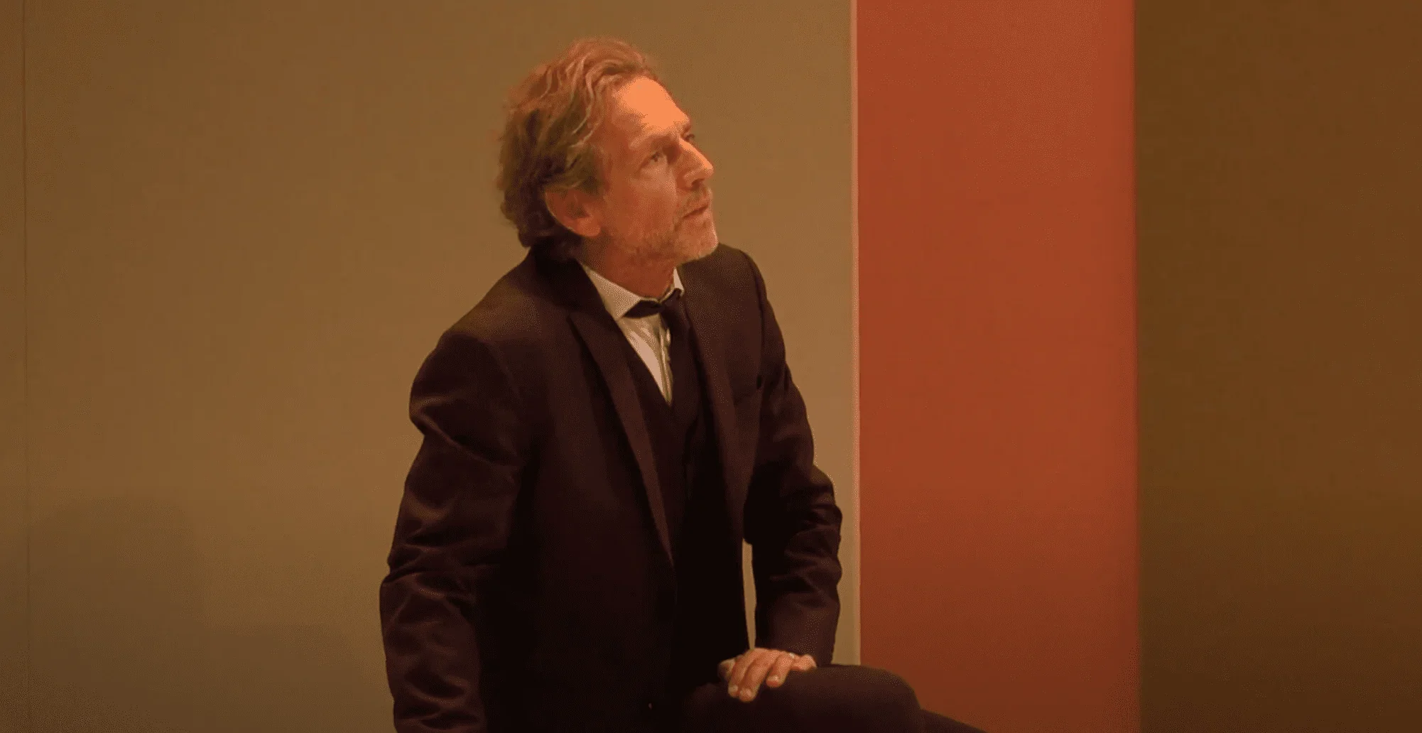 L'image met en avant le personnage de Pierre, un personnage central dans la pièce de théâtre "Le fils".