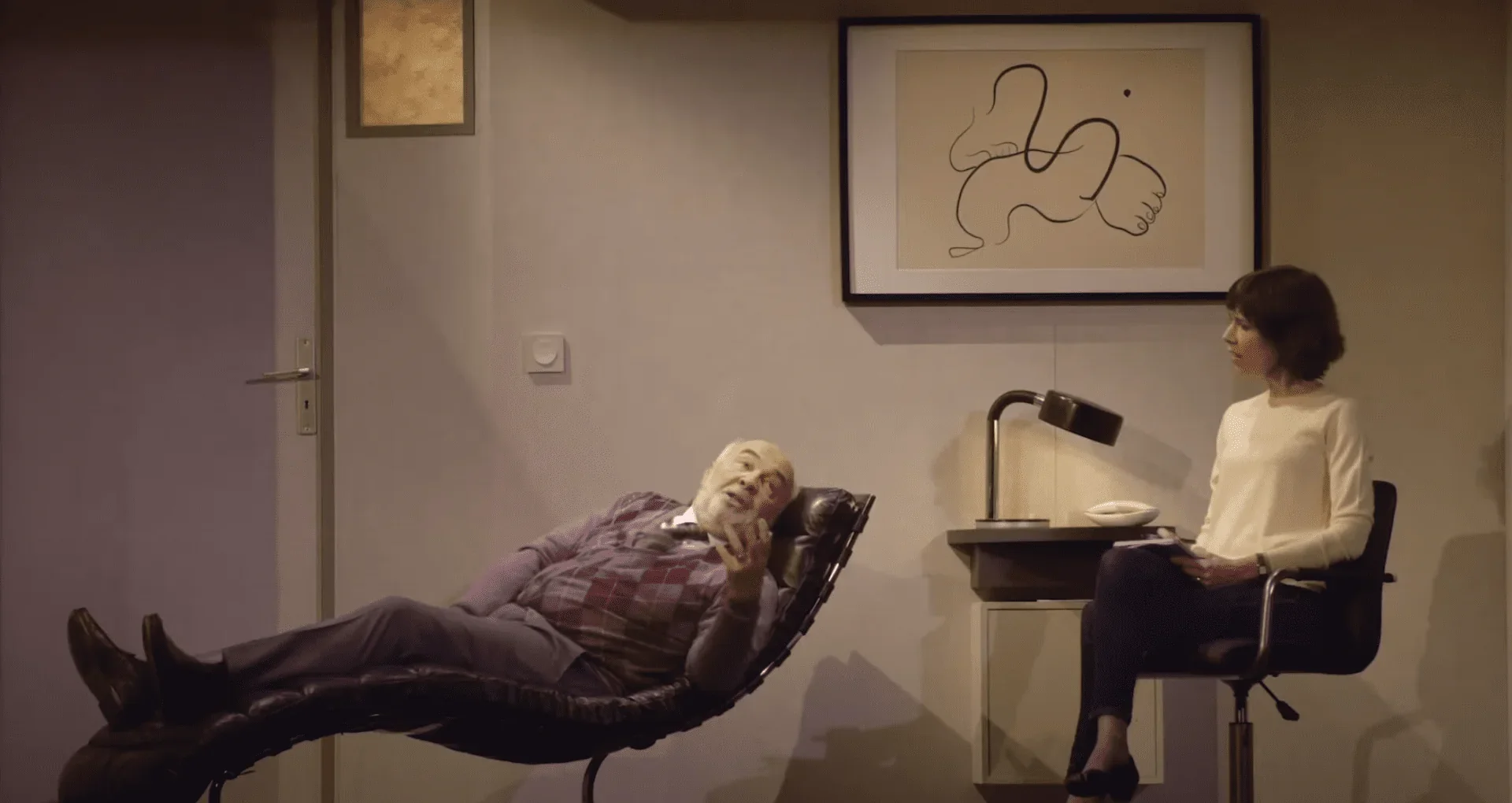 L'image représente un cabinet de psychothérapie chaleureux et accueillant.