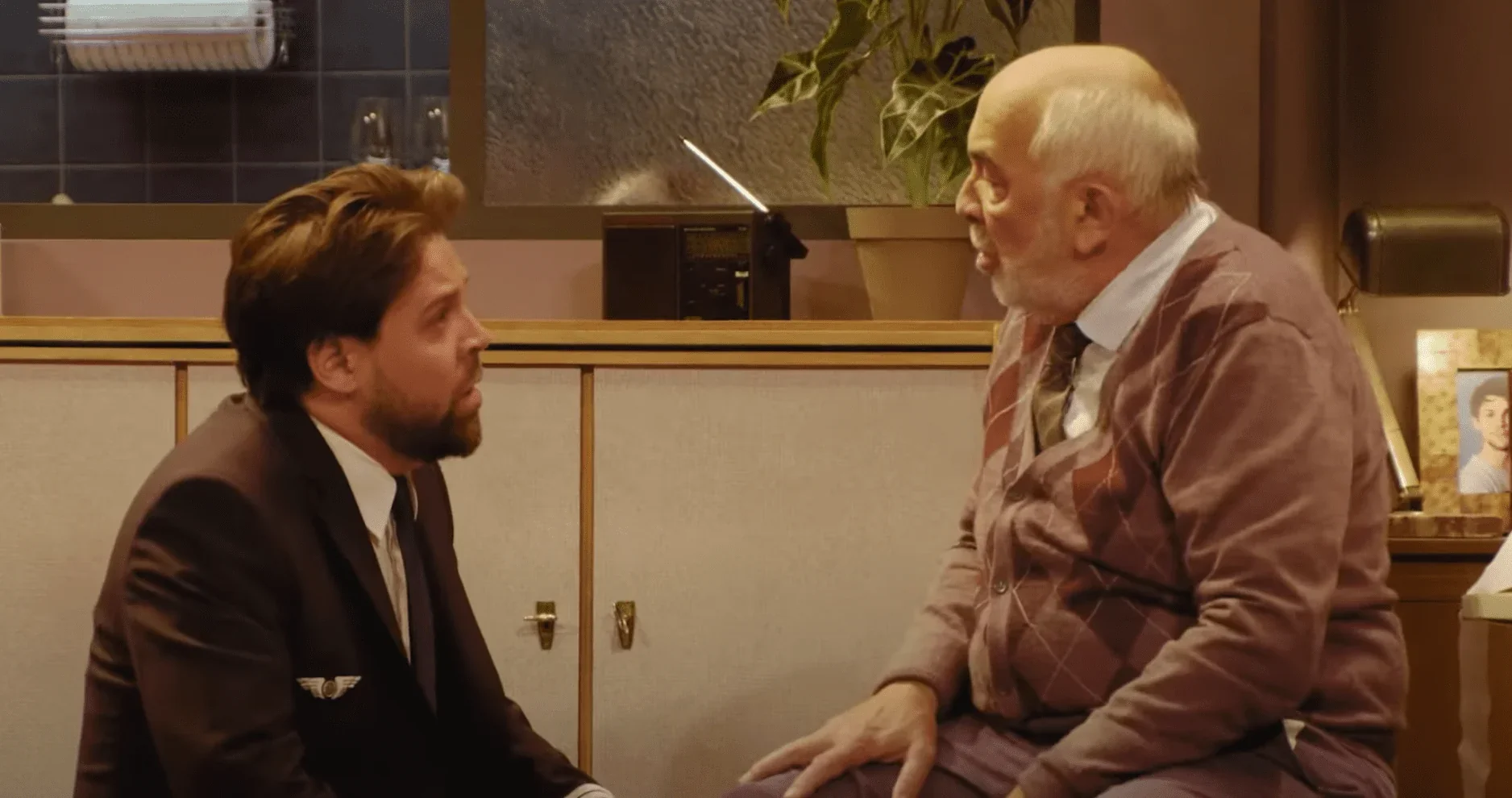 L'image illustre une scène de conversation entre deux hommes.