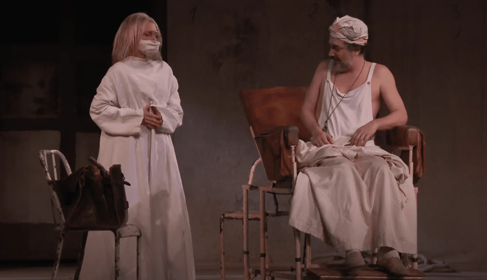 Cette photo captivante représente une scène du spectacle moderne de "Le Malade Imaginaire".