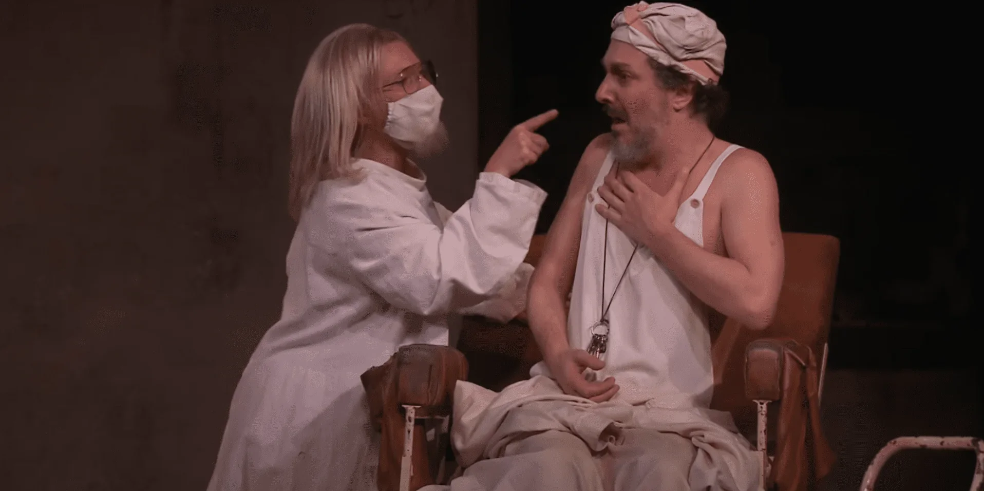 Cette image saisissante montre un moment clé de la pièce "Le Malade Imaginaire".