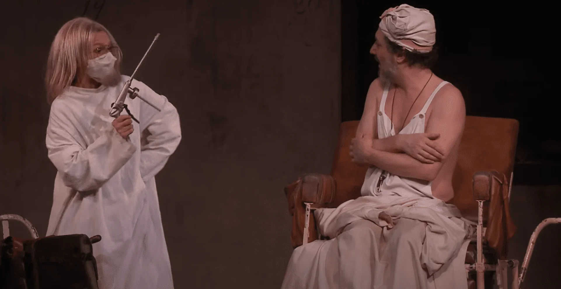 Cette image captivante met en scène un moment crucial de la pièce "Le Malade Imaginaire".