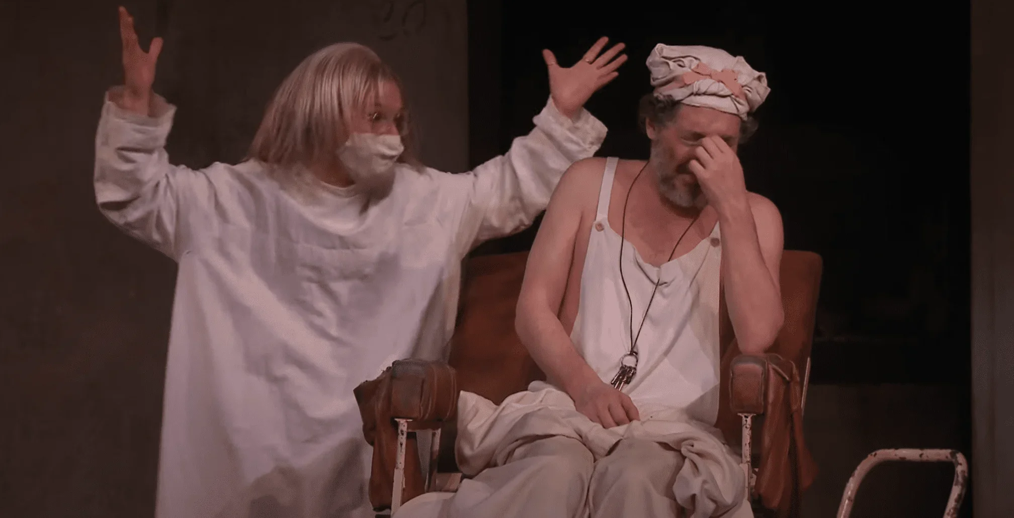 Cette image saisissante capture un moment clé de la pièce "Le Malade Imaginaire".