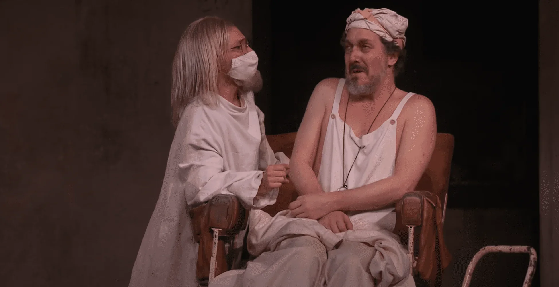 Cette image saisissante met en scène un moment décisif de la pièce "Le Malade Imaginaire".