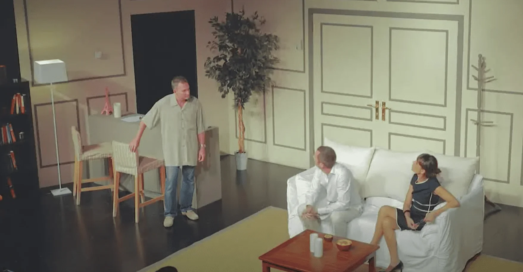 Dans cette image captivante, l'intrigue de la pièce de théâtre se dévoile sur scène.