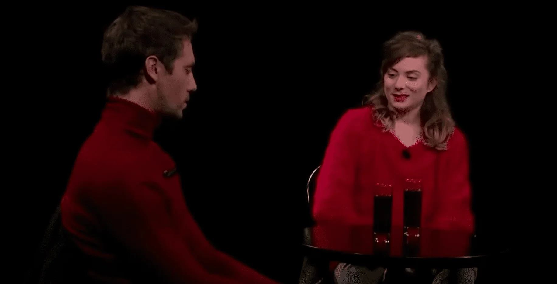 L'image saisit l'intensité d'une scène d'amour passionné.