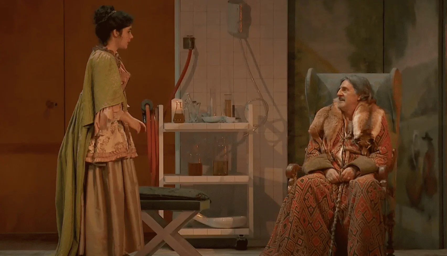 L'image met en avant une scène éblouissante de la représentation de "Le Malade Imaginaire".