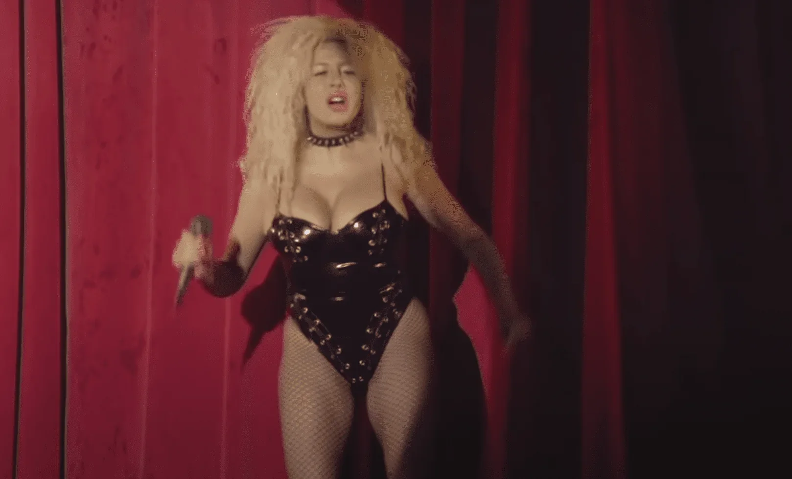 Afida Turner chante avec passion dans le spectacle