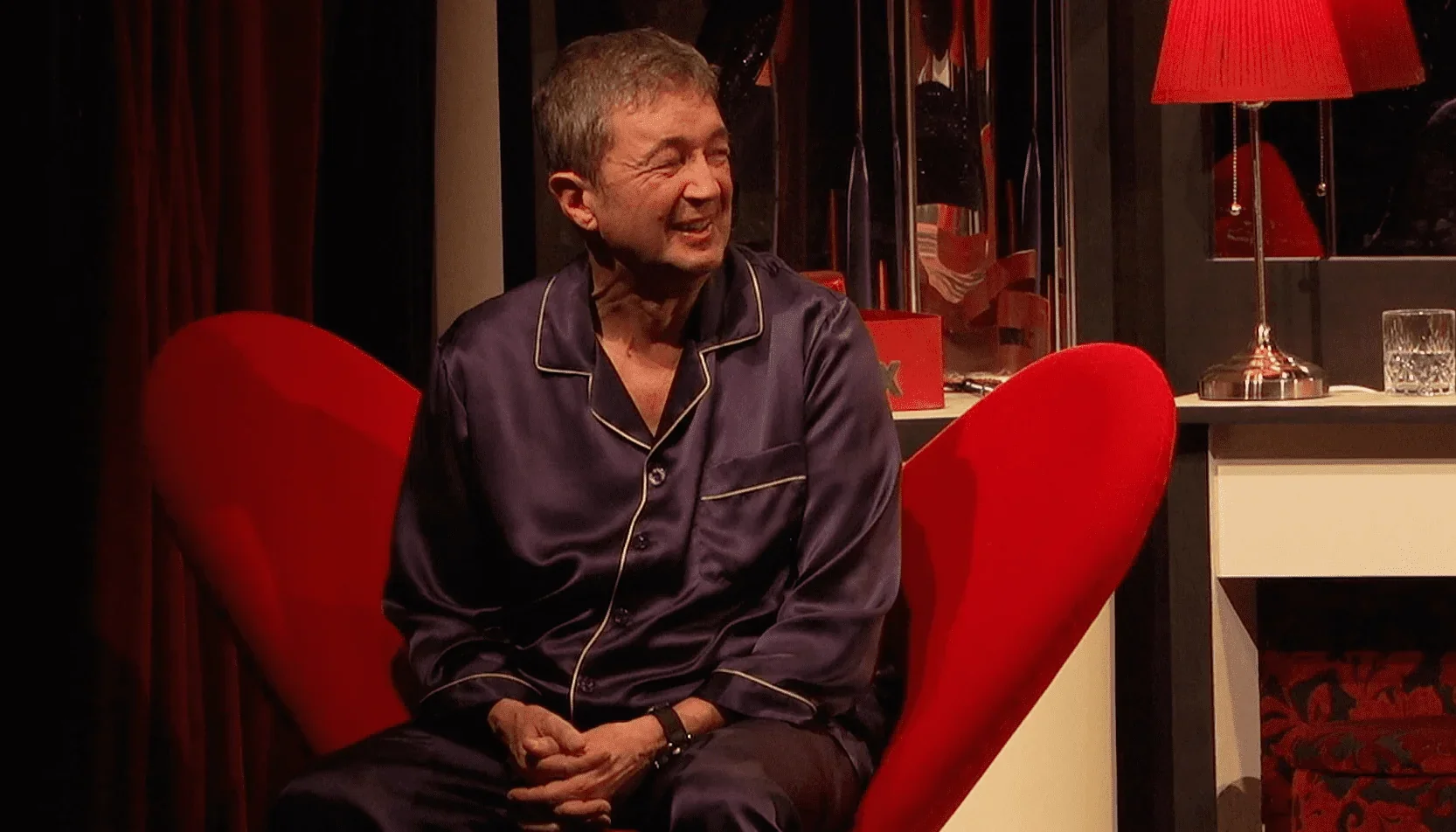 Dans cette photo captivante, Didier est mis en avant avec son regard énigmatique. Son visage reflète la sagesse et l'expérience ac