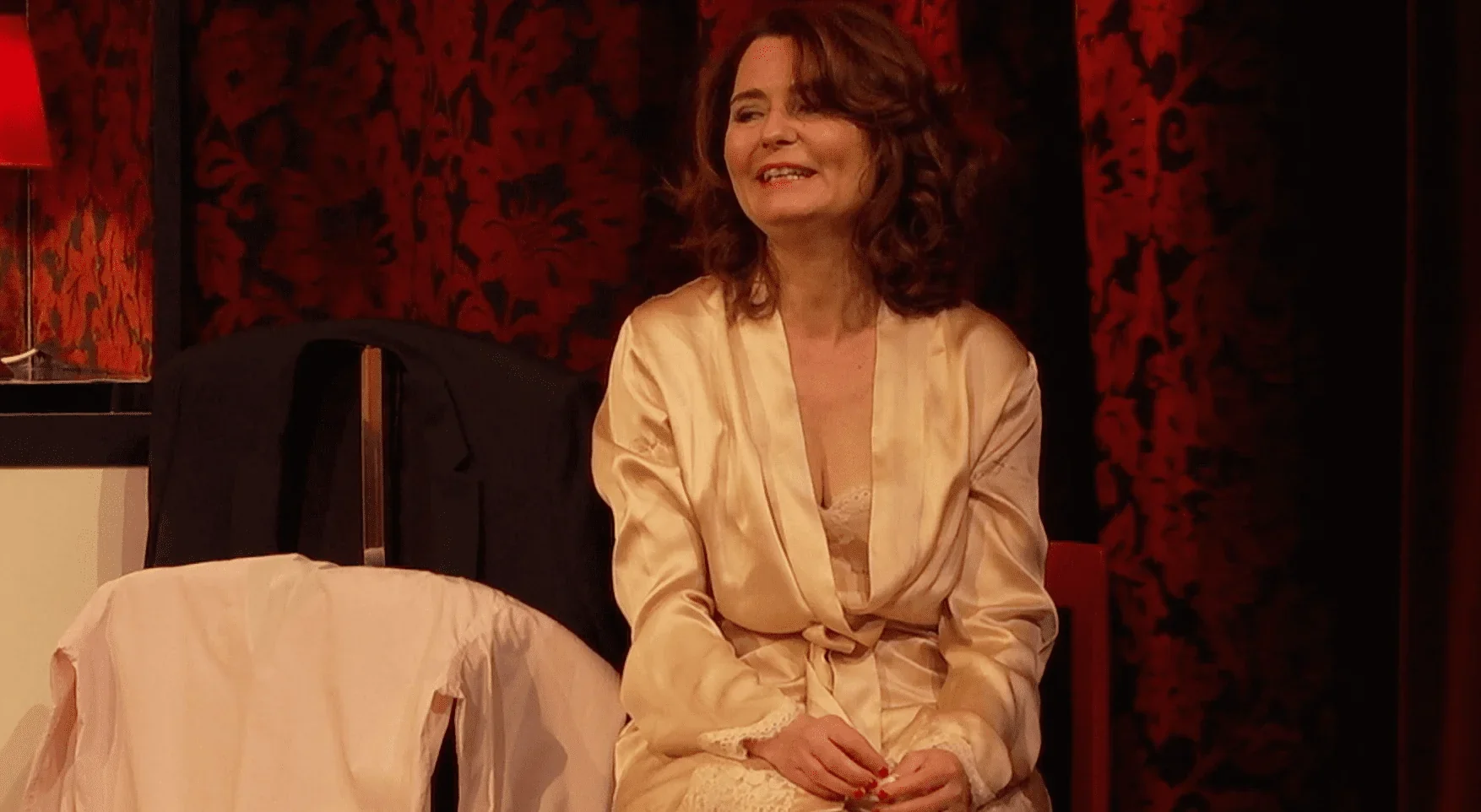 Dans cette photo éblouissante, Corinne est mise en valeur avec sa beauté rayonnante.