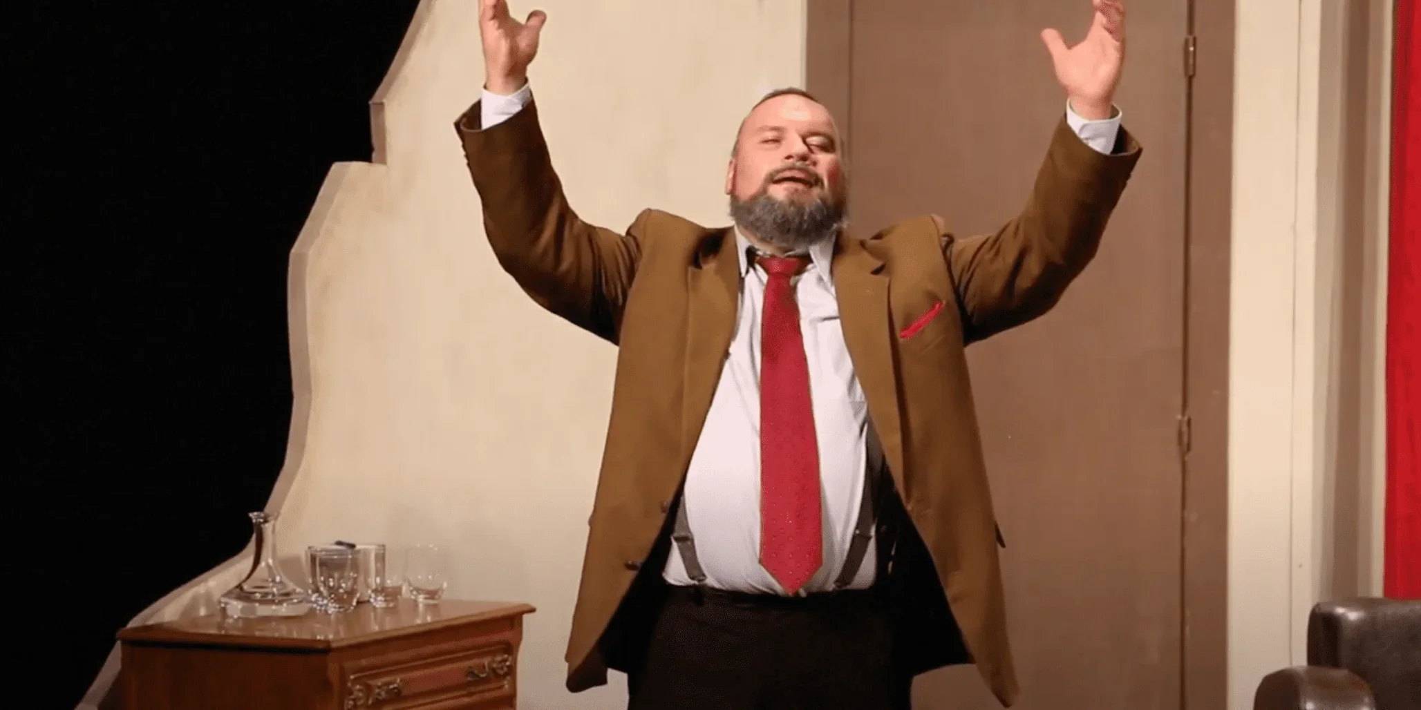 L'image met en scène un rabbin en prière, plongé dans une profonde communion spirituelle.