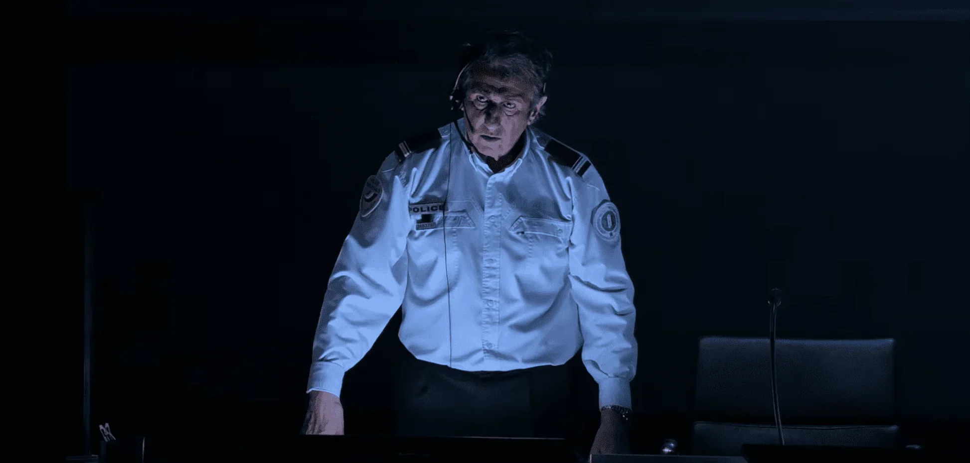 Dans cette photo captivante, l'atmosphère est chargée de tension alors que la situation devient plus grave.