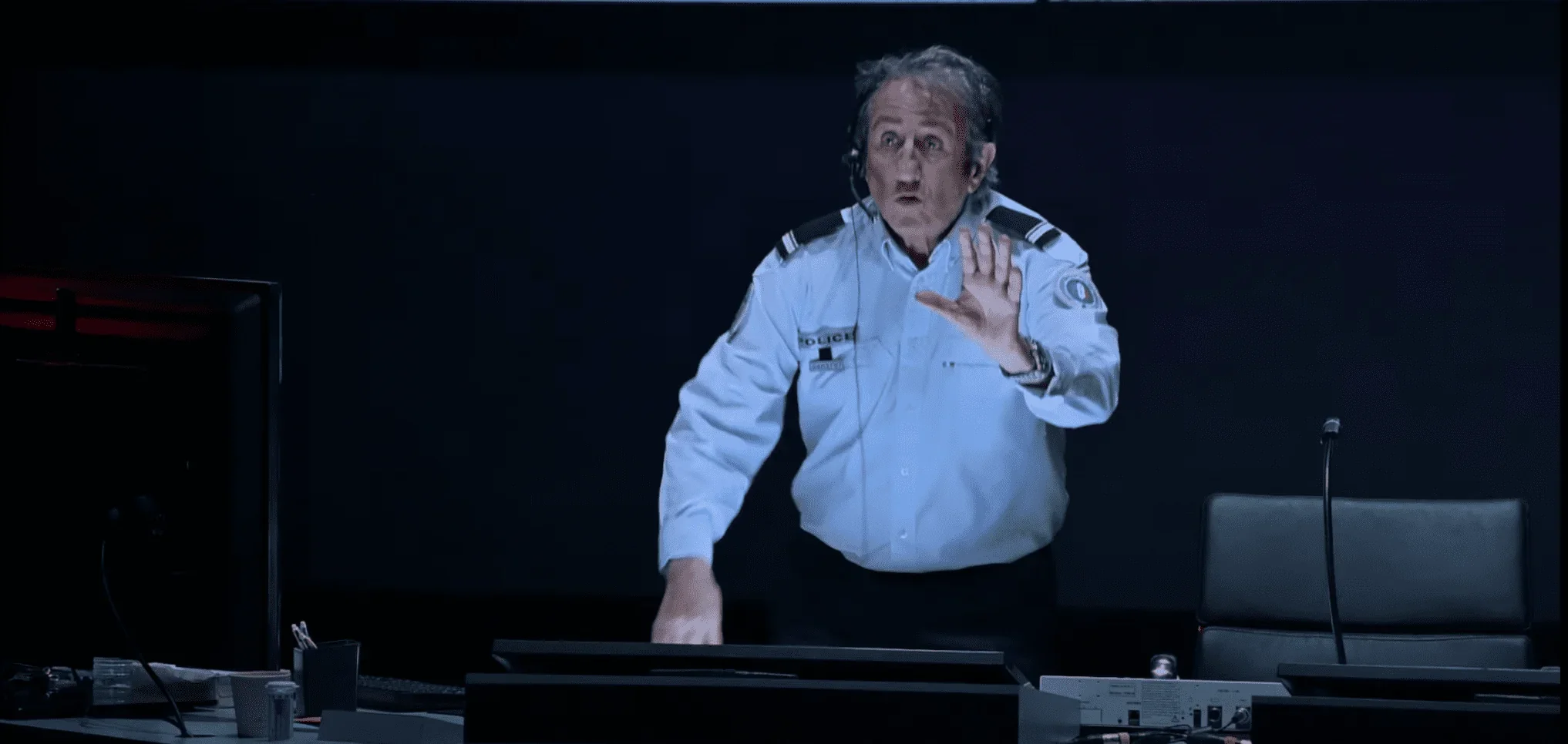 Dans cette photo évocatrice, nous sommes témoins du moment crucial où une opportunité se présente pour trouver la solution tant re