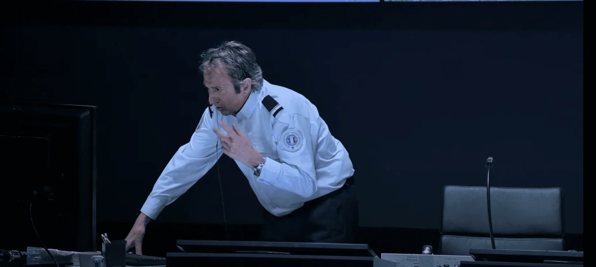 Cette photo captivante capture un moment de crise intense. Au centre de l'image, nous voyons une personne visiblement bouleversée,