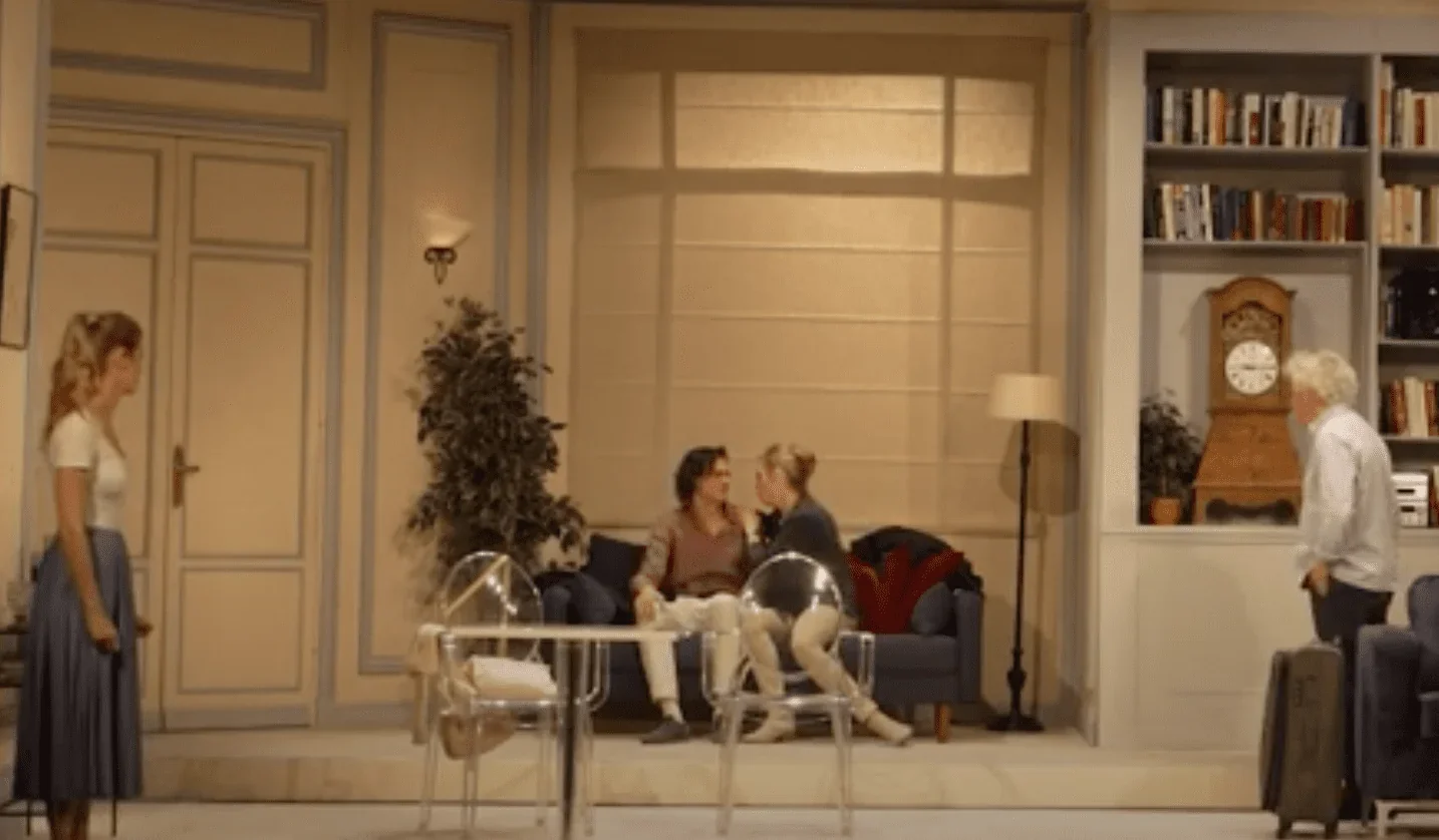 L'image représente le début du spectacle de la pièce de théâtre "Inavouable" écrite par le célèbre scénariste et auteur Éric Assou