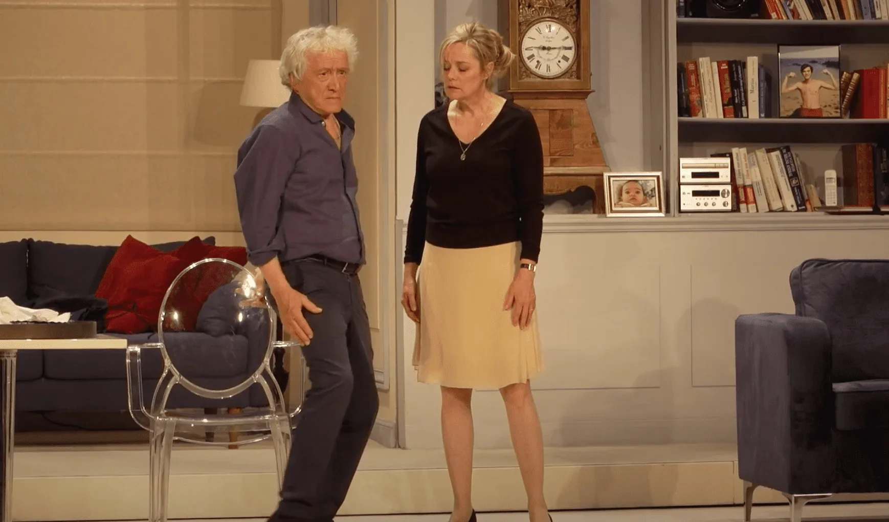 L'image présente une scène touchante de la pièce de théâtre "Inavouable". Les acteurs Jean-Luc Moreau et Anne Jacquemin, dans les