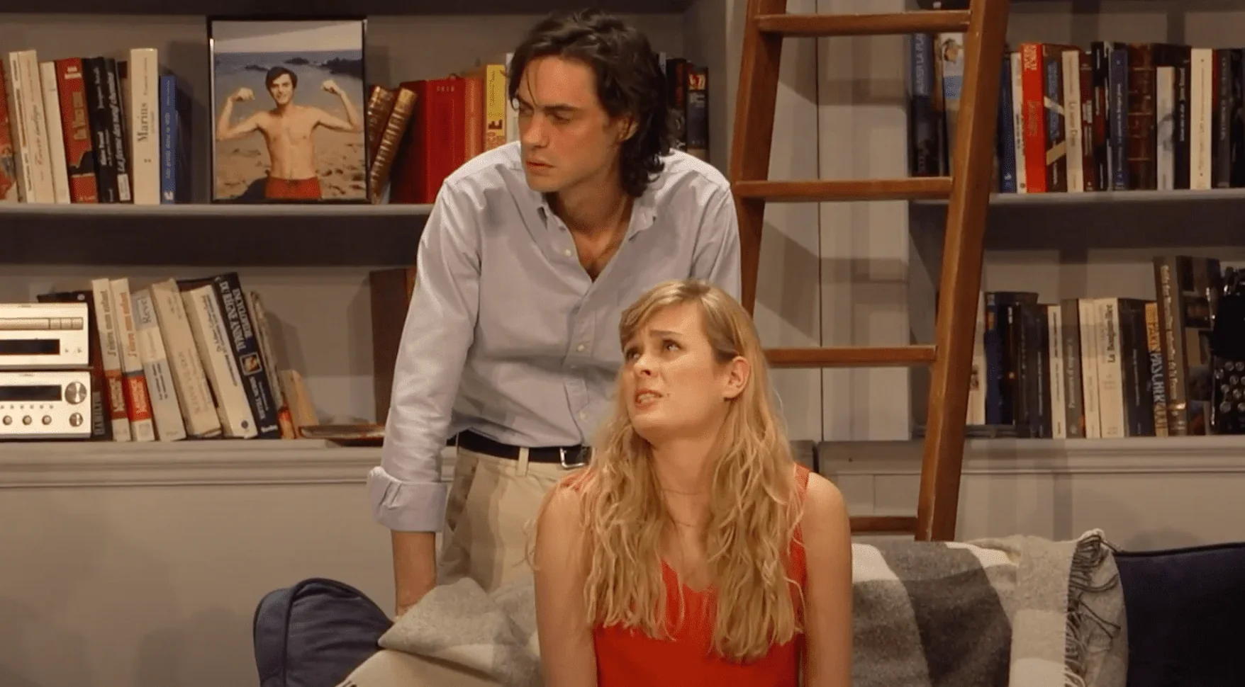 L'image met en scène Roberto, interprété par Arthur Fenwick, aux côtés de sa copine jouée par Alice Raucoules, dans la pièce de th