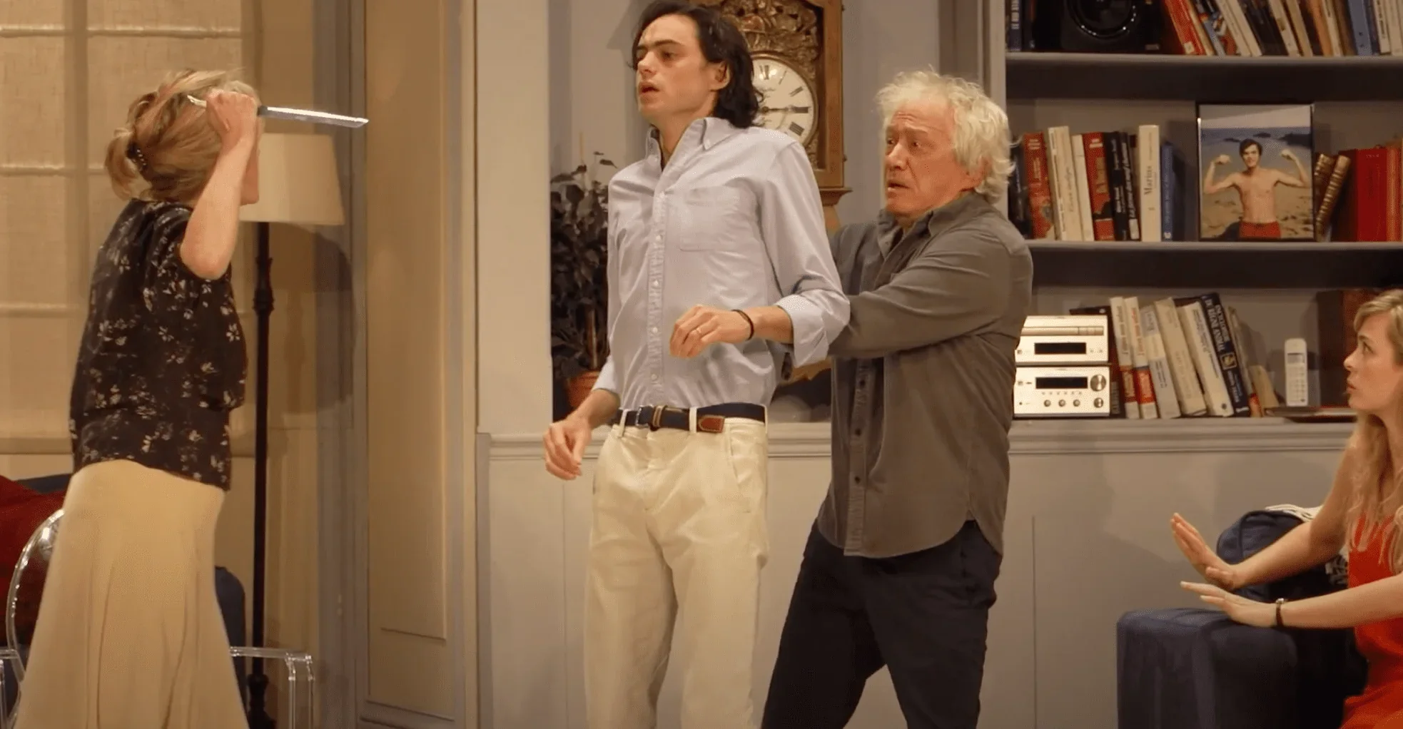 L'image reflète une atmosphère tendue et mystérieuse de la pièce de théâtre "Inavouable".