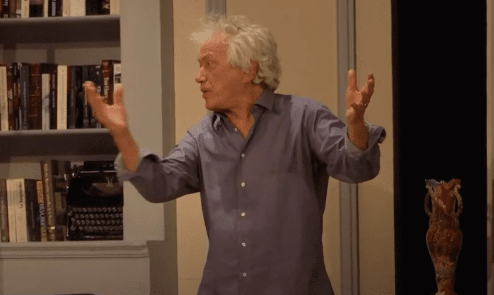 L'image met en avant Gaspard, interprété par Jean-Luc Moreau, alors qu'il s'exprime avec une intensité passionnée dans la pièce de