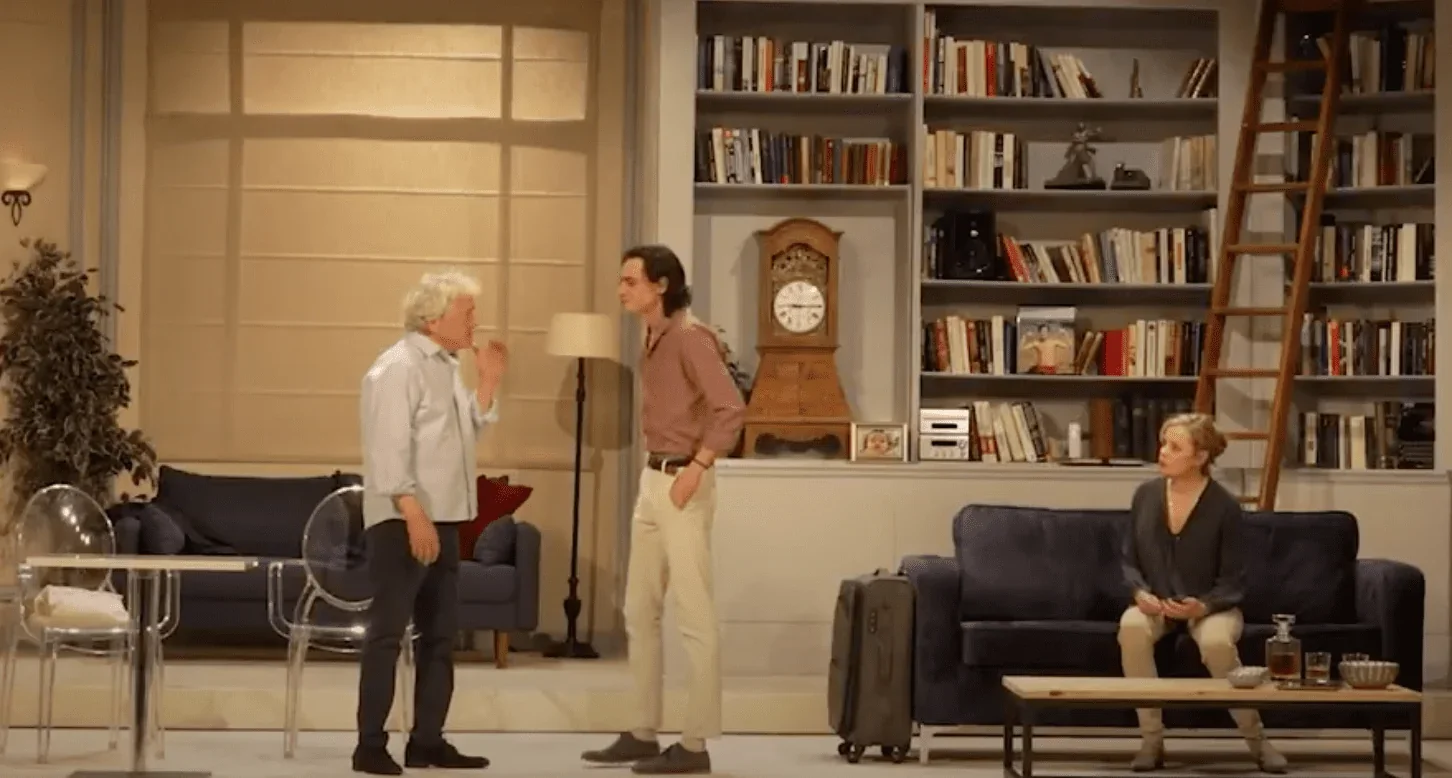 L'image met en scène une conversation captivante entre deux hommes dans la pièce de théâtre "Inavouable".