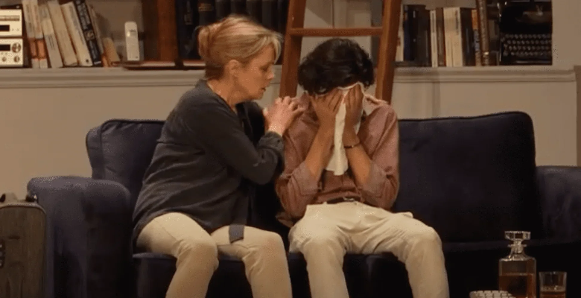 L'image dépeint un moment chargé de tension dans la pièce de théâtre "Inavouable".