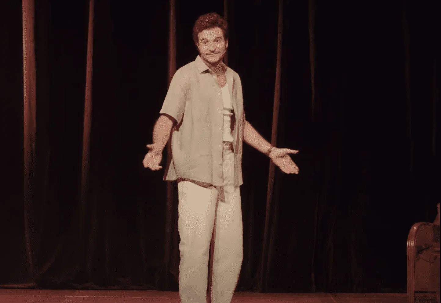 Dans cette photo, nous contemplons Amir Haddad sur scène, livrant une performance d'acteur exceptionnelle.