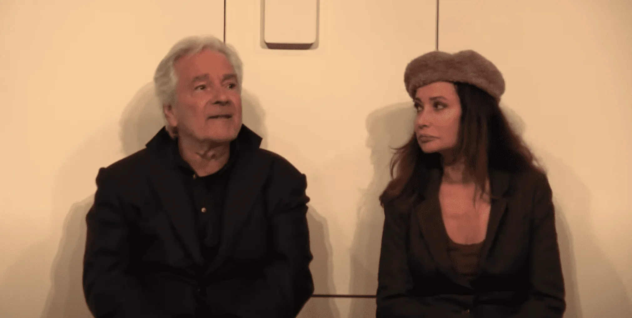 Cette image met en avant les talentueux acteurs Pierre Arditi et Evelyne Bouix, qui présentent les personnages fascinants de la pi