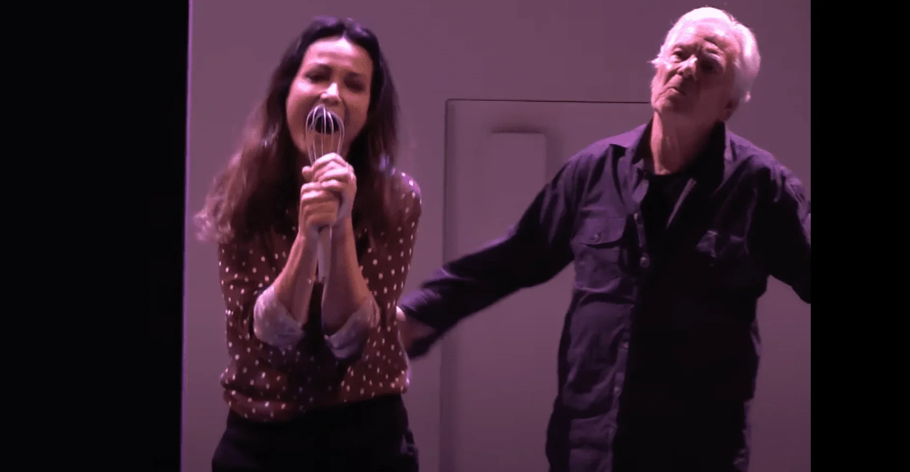 Cette image met en scène une performance artistique captivante intitulée "Le chant bizarre".