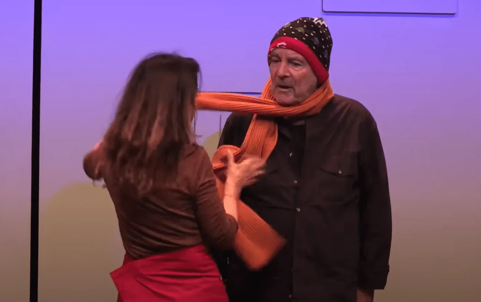 Cette image met en avant Pierre, qui fait face à un froid glacial. Le protagoniste est vêtu de vêtements chauds, le visage légèrem