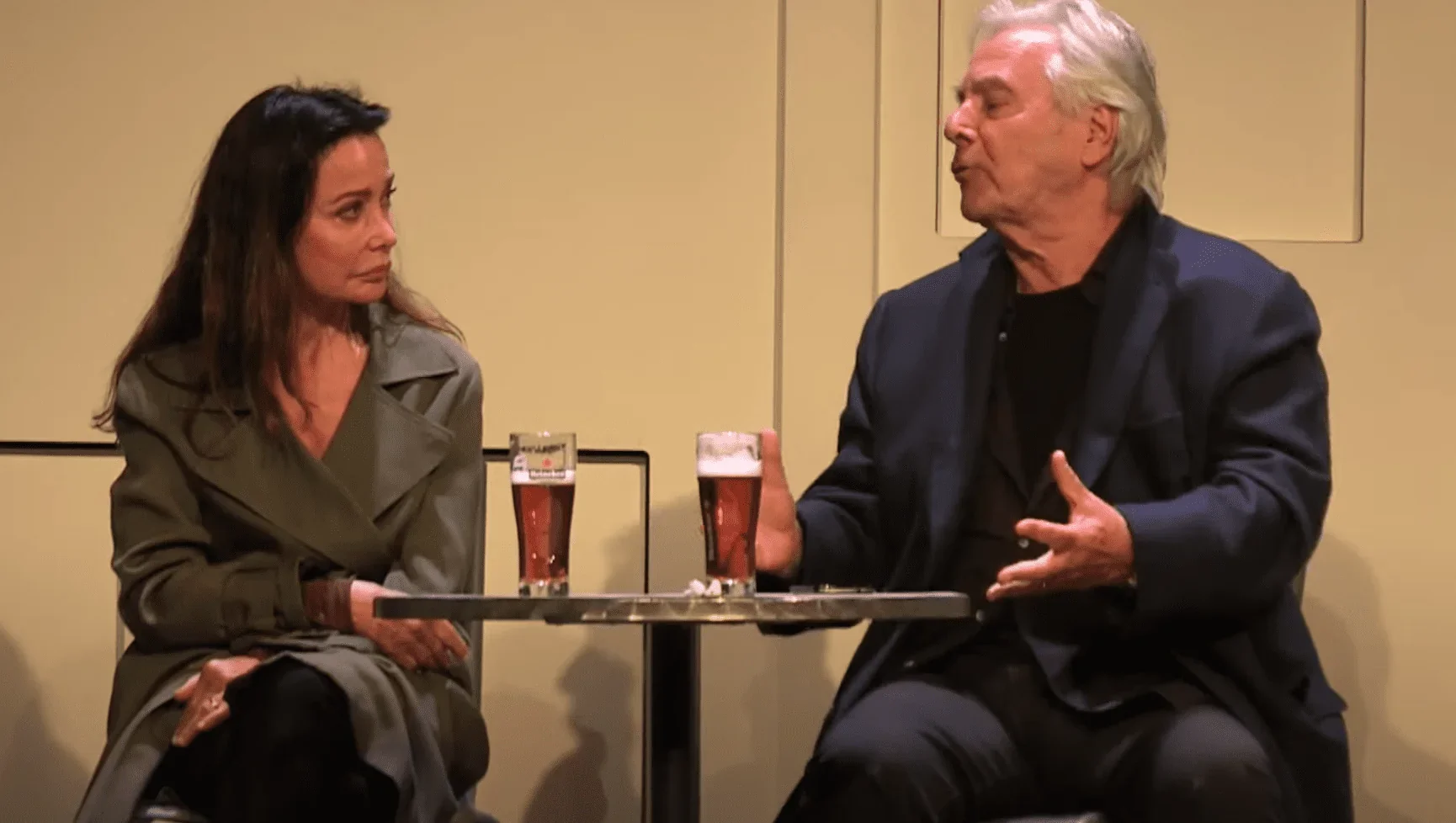 Cette image nous transporte dans l'ambiance chaleureuse d'un café, où les deux héros du spectacle se retrouvent pour un moment de