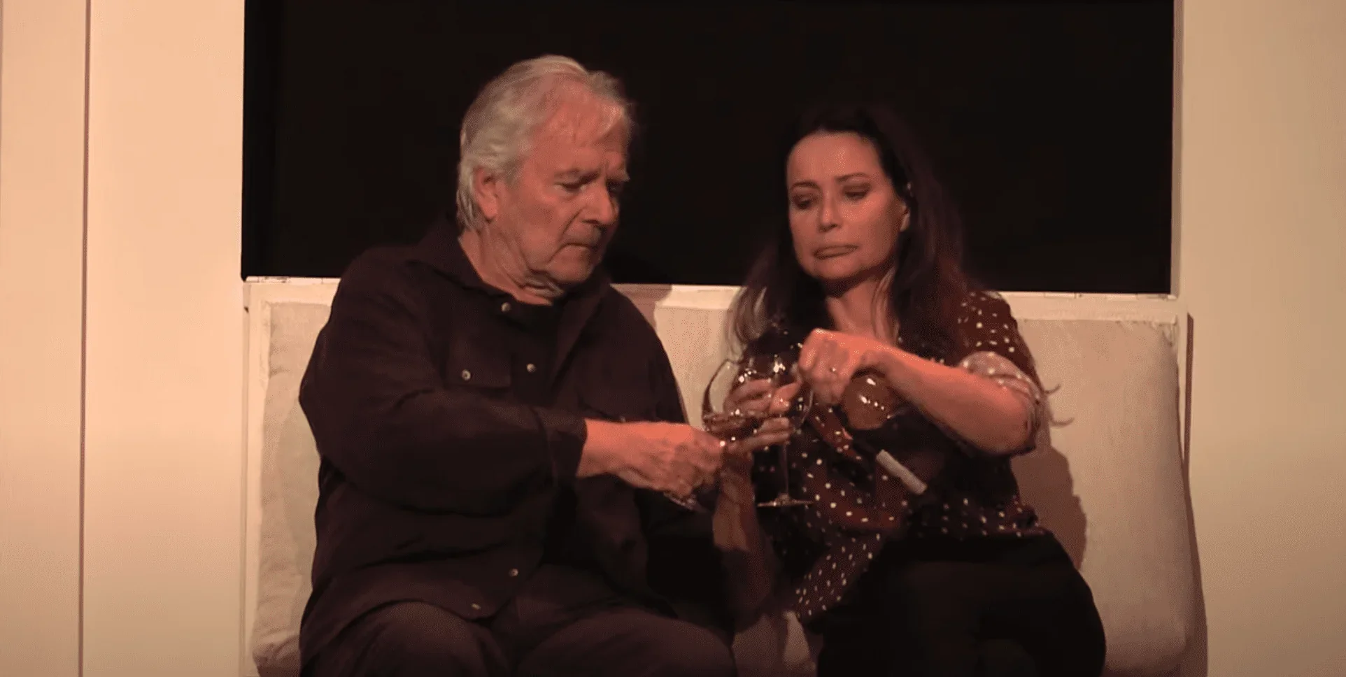 Cette image illustre un moment agréable où deux personnes se retrouvent pour partager un verre de vin.