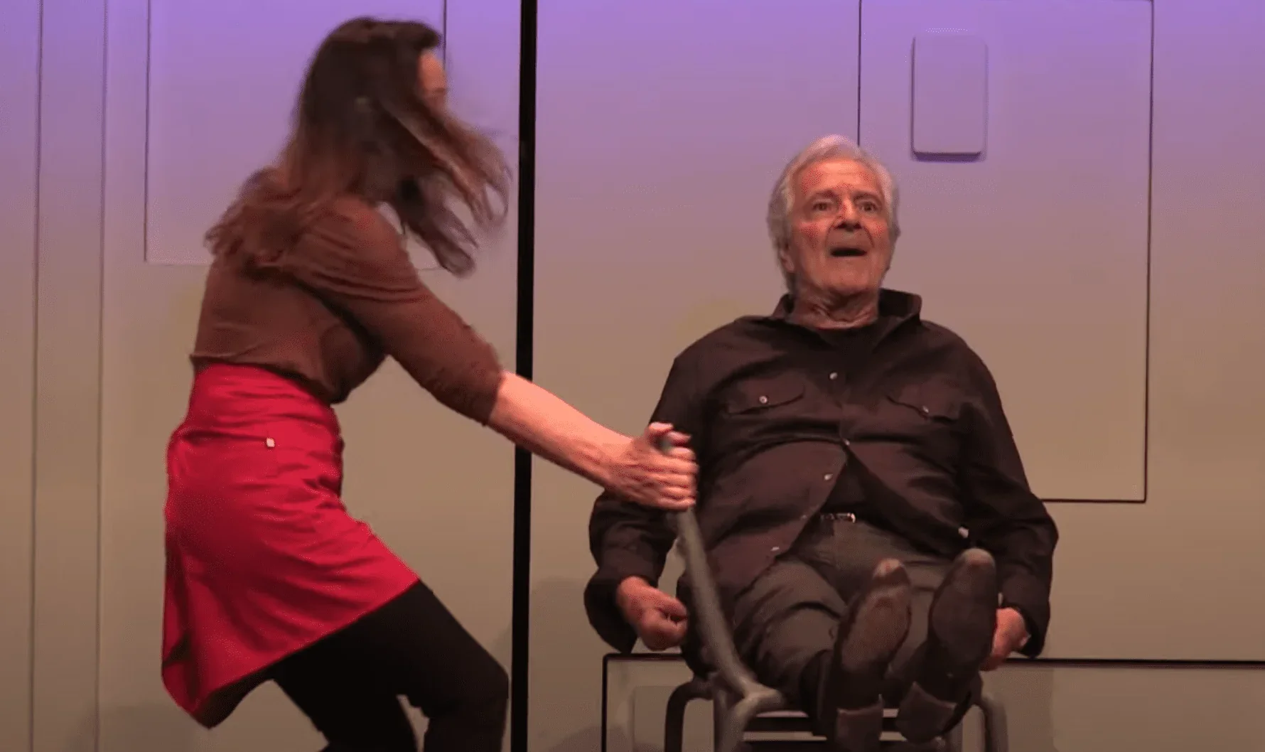 Cette image saisit un moment où une personne exprime un léger agacement.