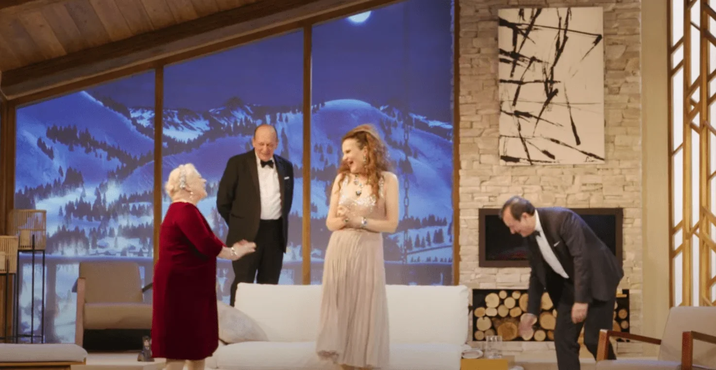 L'image présente une scène chaleureuse au sein du chalet.