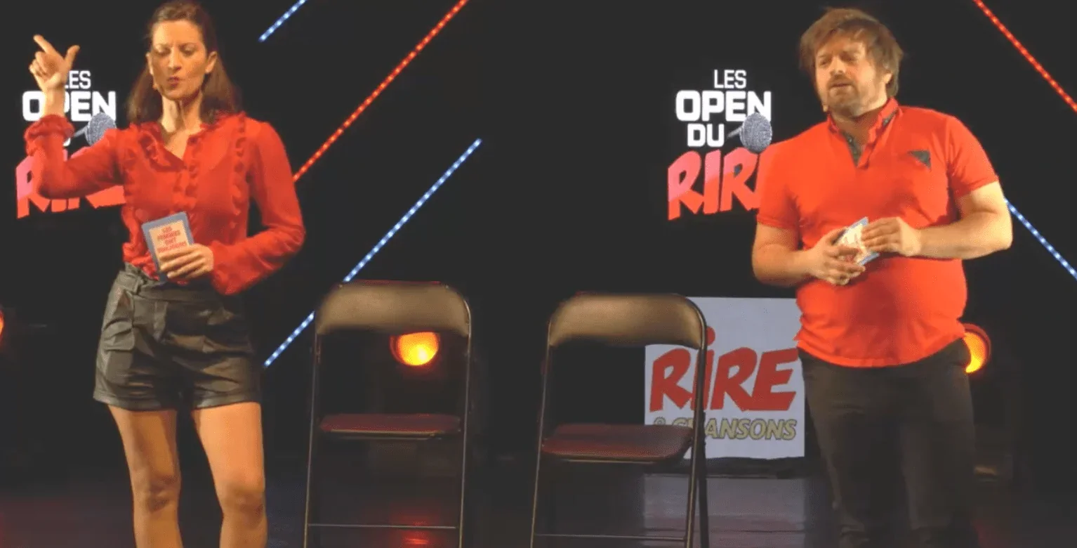 Cette photo capturée sur scène illustre une scène vivante et animée de la comédie théâtrale "Les Femmes ont toujours raison, les h