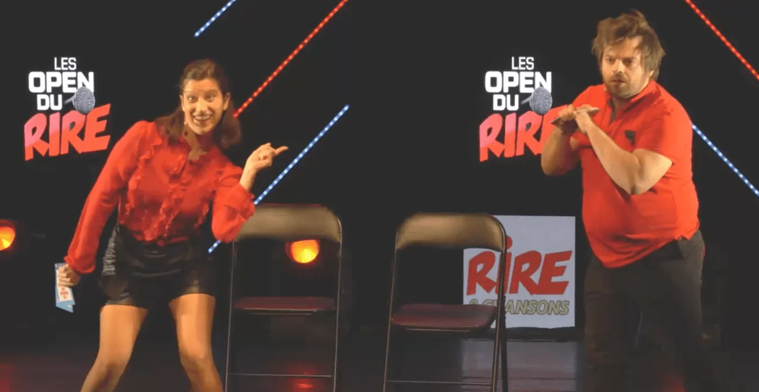 Cette image hilarante capture un moment de pur bonheur et de comédie de la pièce de théâtre "Les Femmes ont toujours raison, les h