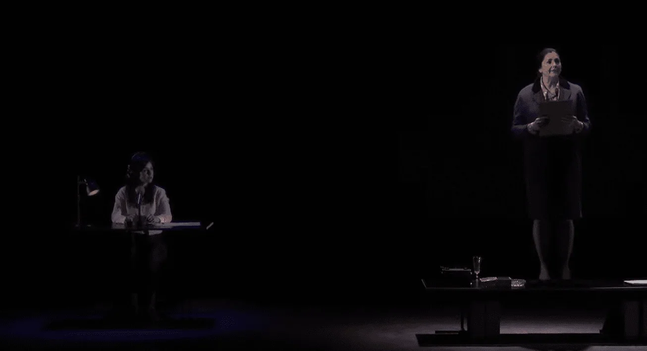 Dans cette scène captivante du spectacle "SIMONE VEIL, LES COMBATS D’UNE EFFRONTÉE", nous voyons une actrice incarner Simone Veil