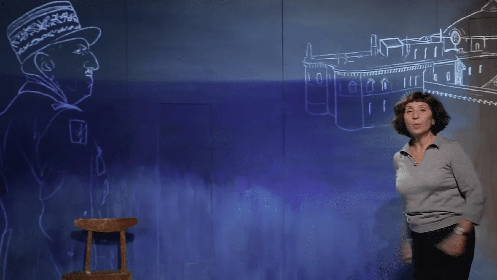 Dans cette image captivante, nous sommes témoins d'une scène du spectacle "SIMONE VEIL, LES COMBATS D’UNE EFFRONTÉE" où Simone Vei