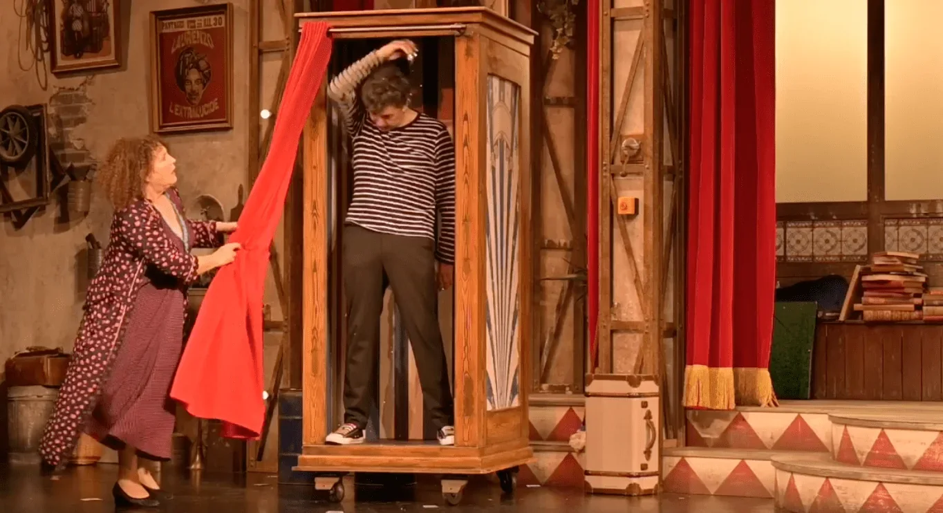 Cette image captivante nous plonge au cœur de l'effervescence d'un spectacle en plein essor.