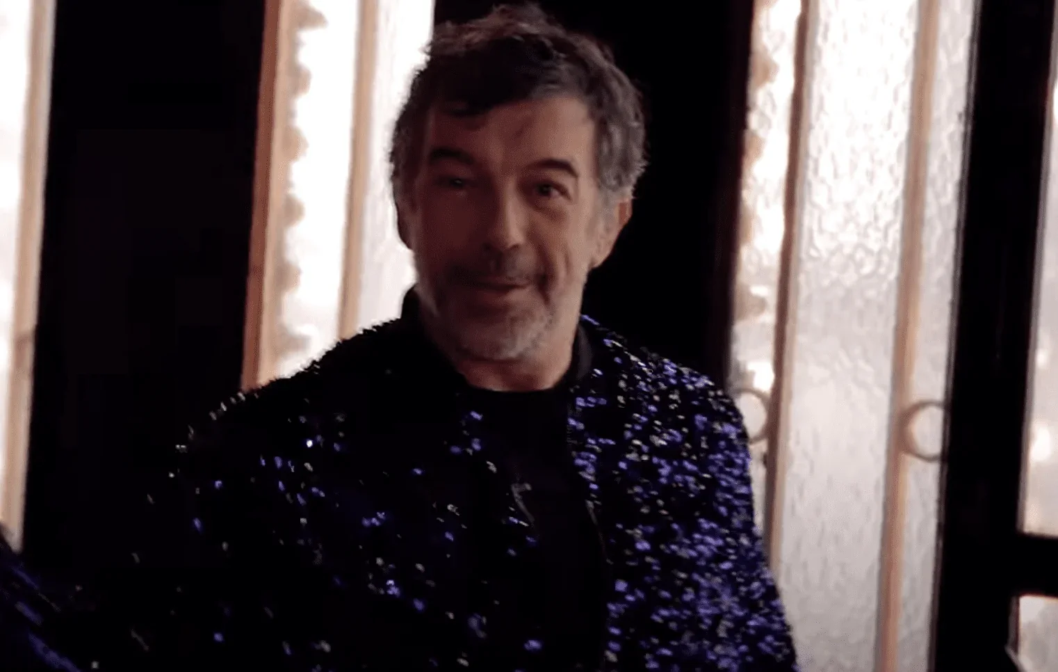 Dans cette image captivante, nous découvrons Stéphane Plaza sous un jour nouveau, celui d'un magicien éblouissant.