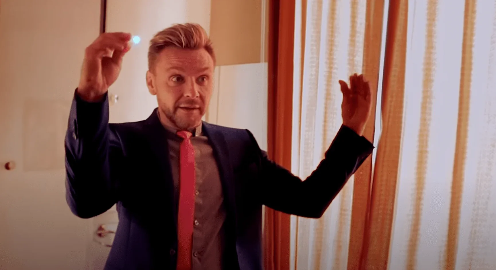 Dans cette image saisissante du spectacle "Un couple magique", nous découvrons Jeanfi Janssens, comédien talentueux, apportant une