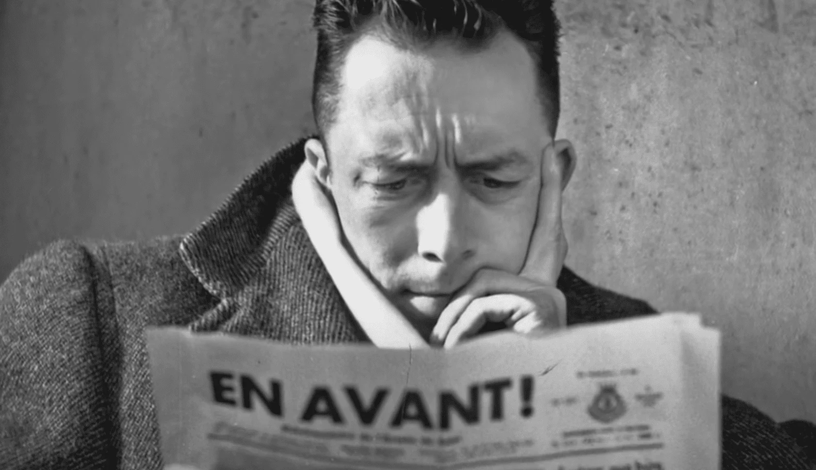 Cette image capture Albert Camus, l'un des penseurs les plus influents du XXe siècle, en train de lire un journal.