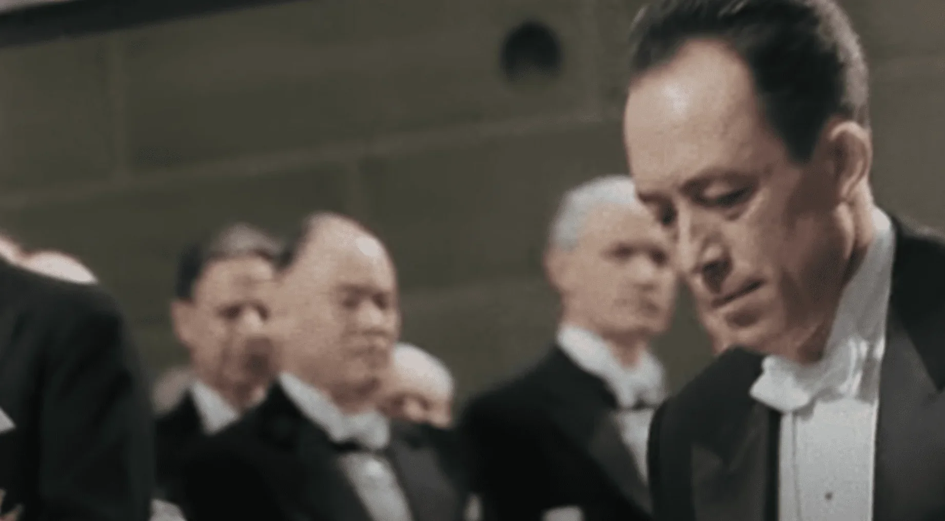 Cette image emblématique représente Albert Camus peu après avoir reçu le prix Nobel de littérature en 1957.