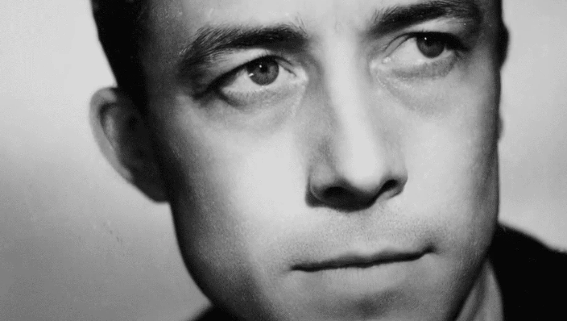 Cette photographie offre un portrait saisissant d'Albert Camus, l'un des philosophes et écrivains les plus influents du 20ème sièc