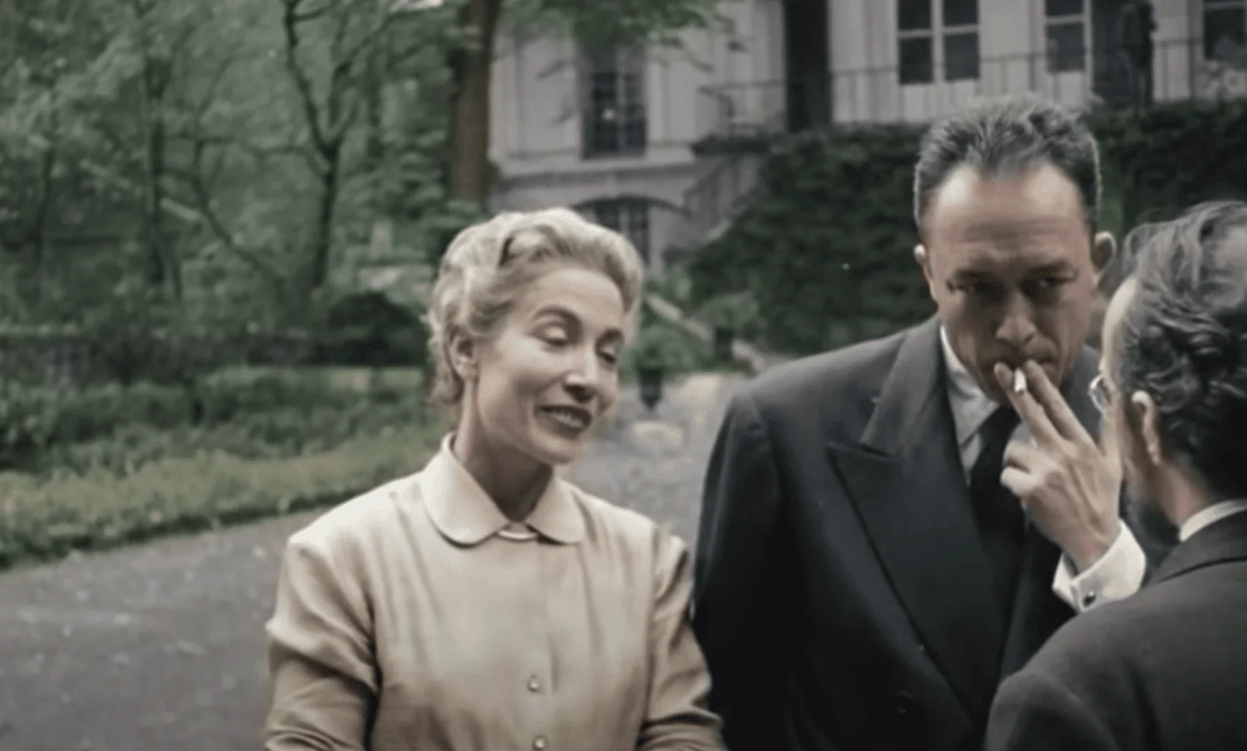 Cette image représente Albert Camus, célèbre écrivain et philosophe français, en compagnie de quelques amis.