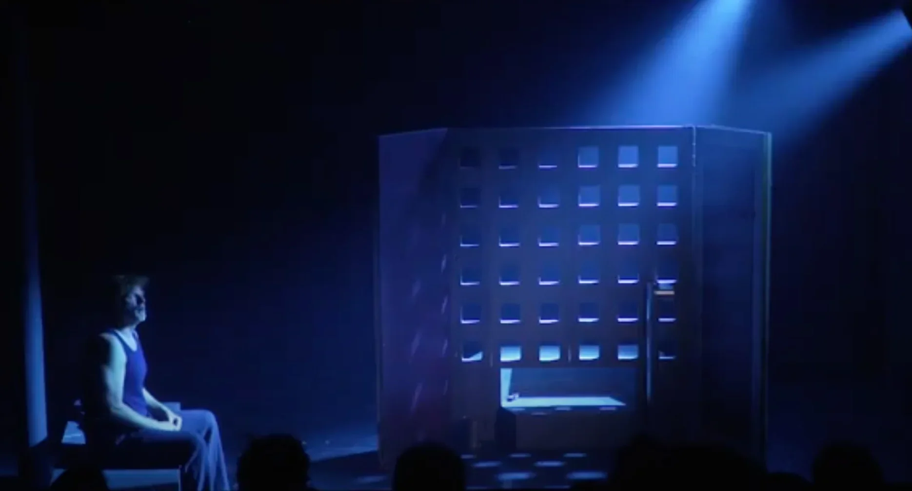 Une image austère et sombre de la prison. Les murs froids et impitoyables évoquent un sentiment de confinement, d'isolement et de