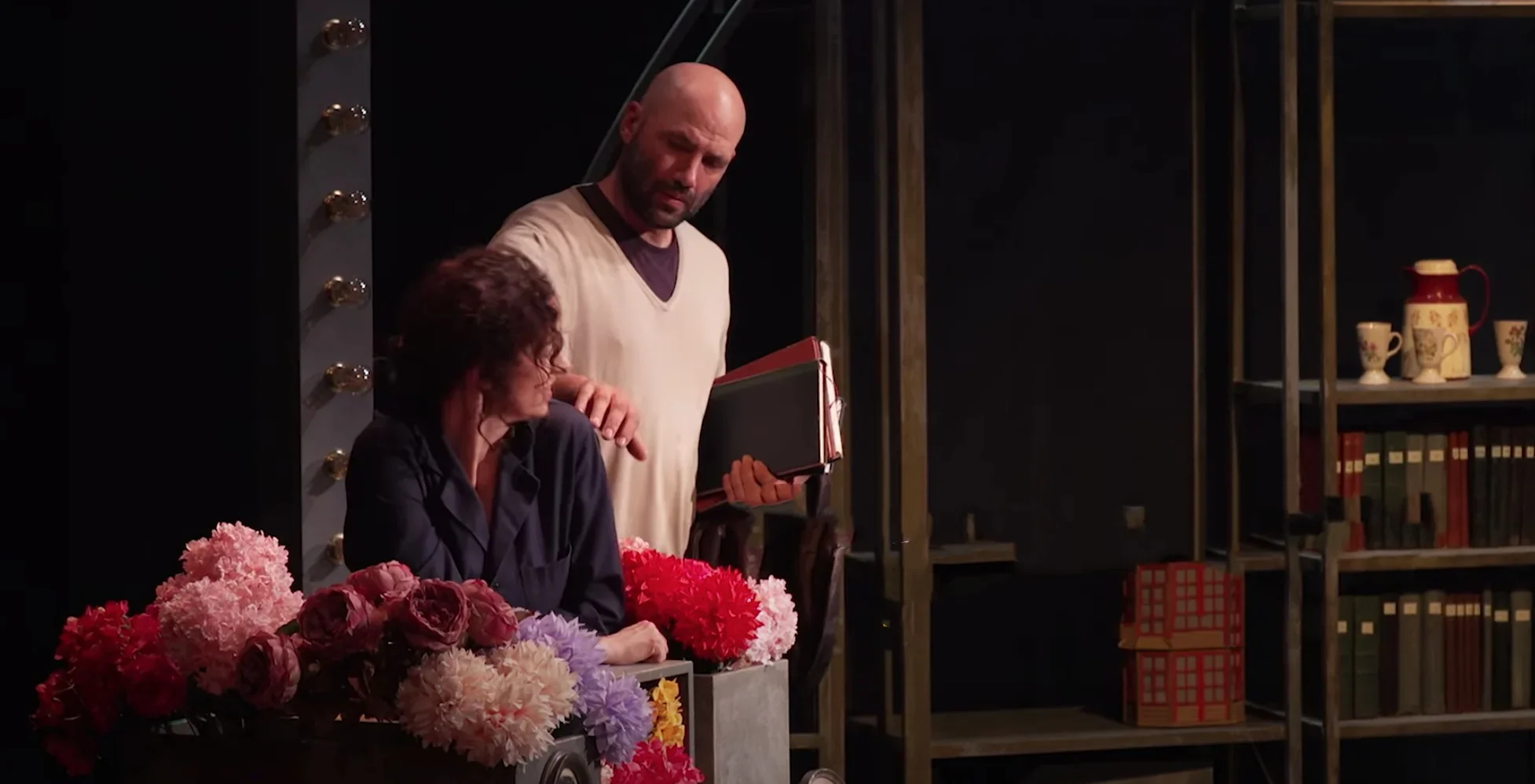Cette photographie saisit un moment spécifique de la pièce "Changer l'Eau des Fleurs", illustrant une scène pleine d'émotion et de