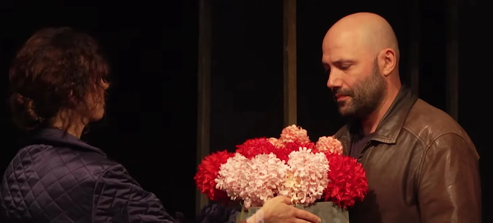 Cette photographie captivante capture un moment tendre entre Violette et Julien, les personnages principaux de "Changer l'Eau des